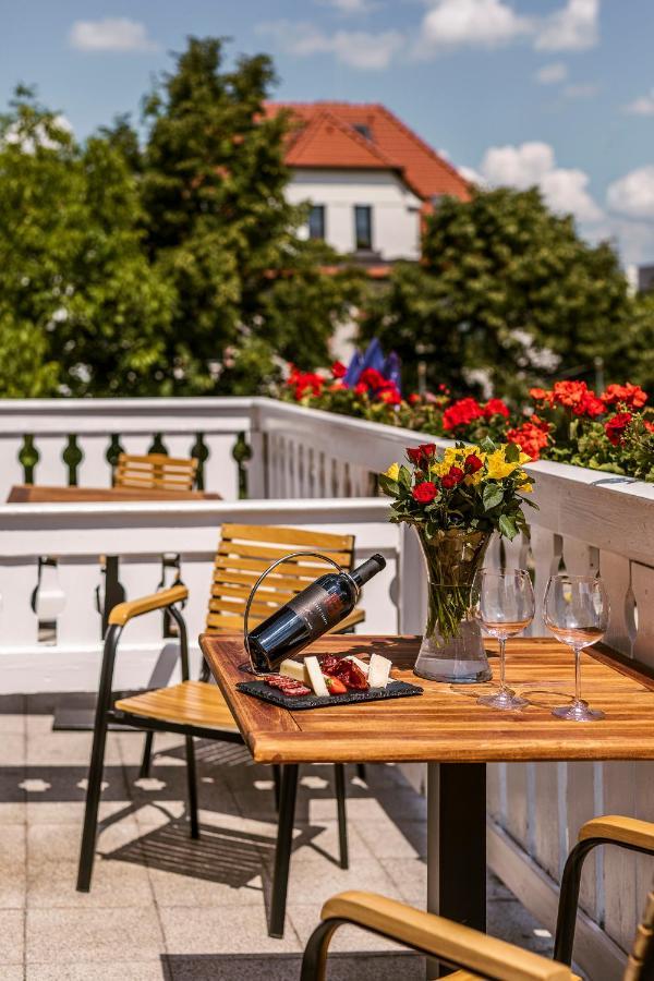 Prague Hotel Carl Inn Restaurant & Free Parking Buitenkant foto