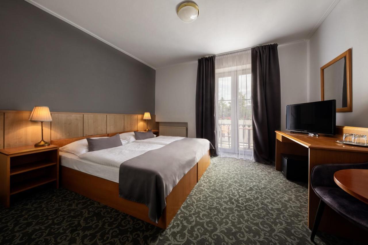 Prague Hotel Carl Inn Restaurant & Free Parking Buitenkant foto